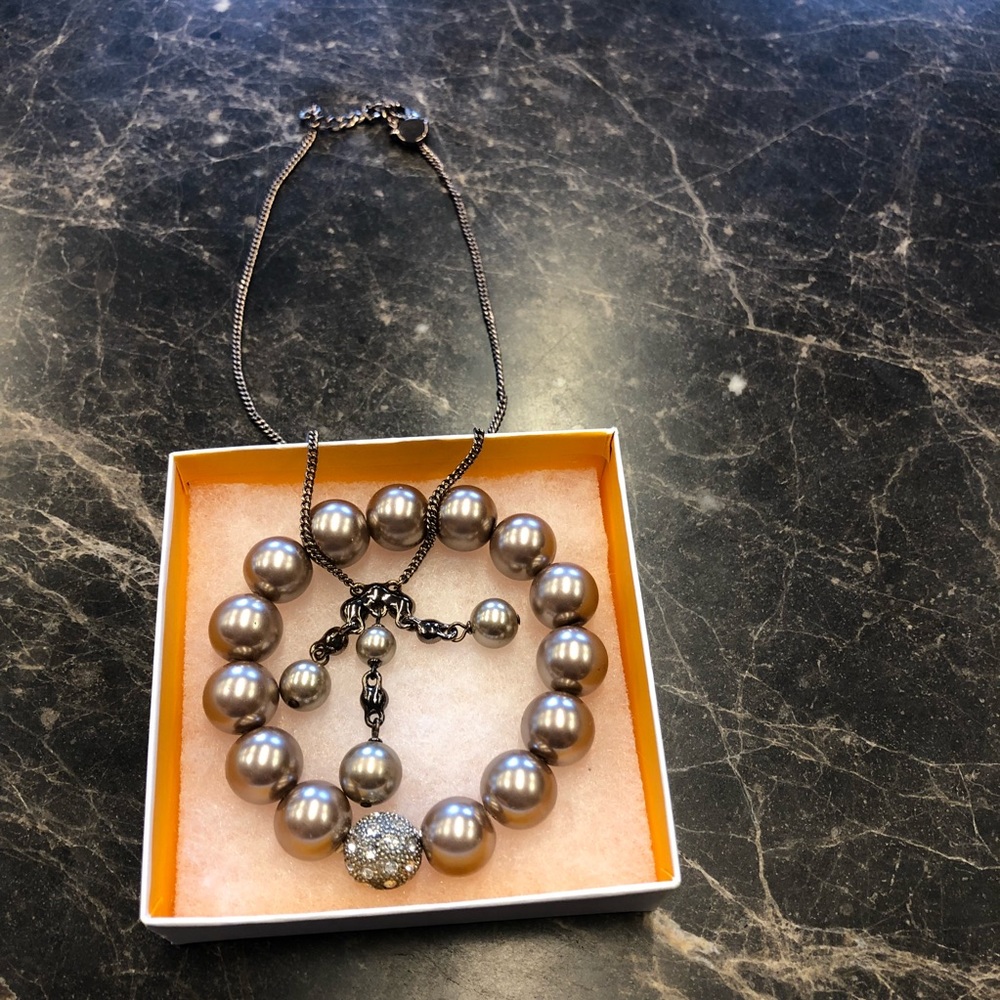 Very nice Champagne bracelet and necklace set.